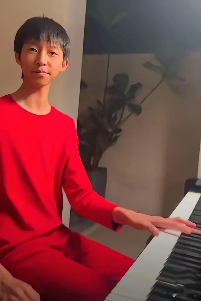 姚晨的儿子土豆手指好长好瘦，练钢琴绝对是优势。据说土豆对中草药也有一番研究，长相