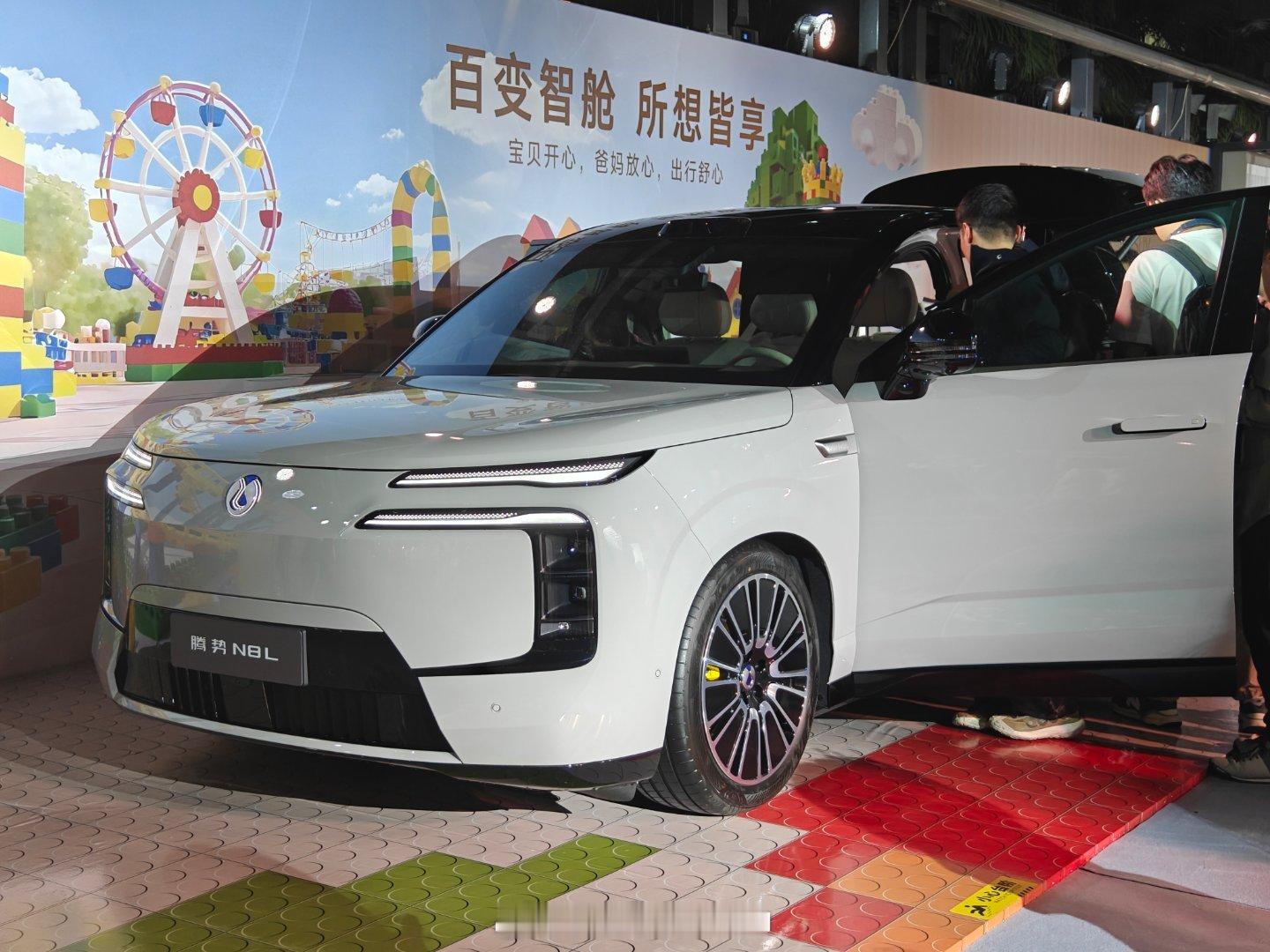 今晚腾势 N8L 发布，比亚迪又一台旗舰大六座全尺寸 SUV，新车设计更成熟，还