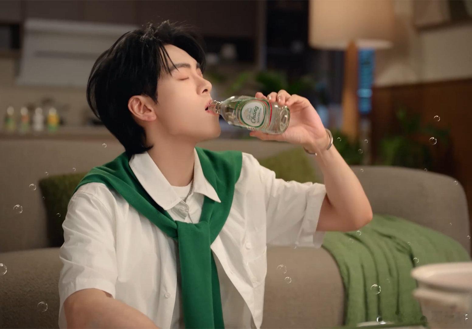 一起给曾舜晞打Chill开瓶泰象Chill是现在谁还没看到泰象和曾舜晞的新合作！