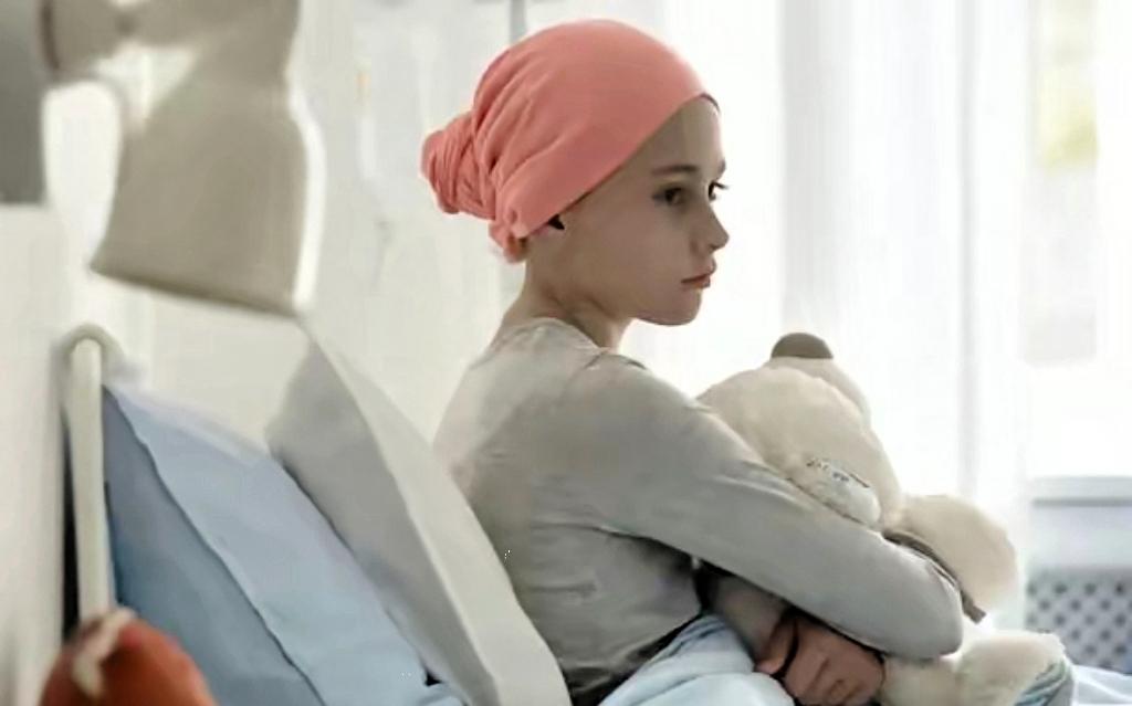 今天刷到一西安小伙为救患白血病的女友，把他唯一的住房卖了一百多万，全部用在了治疗