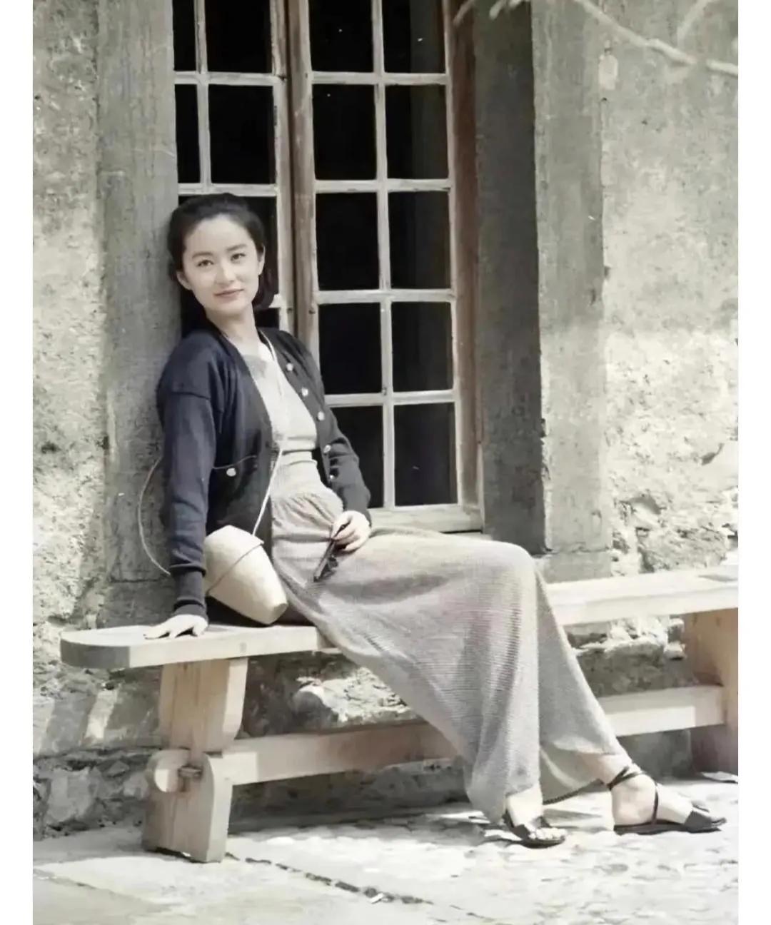 林青霞漂亮？算了吧！[呲牙]
全身上下就那双穿在脚上的凉鞋能比人漂亮！
#林青霞