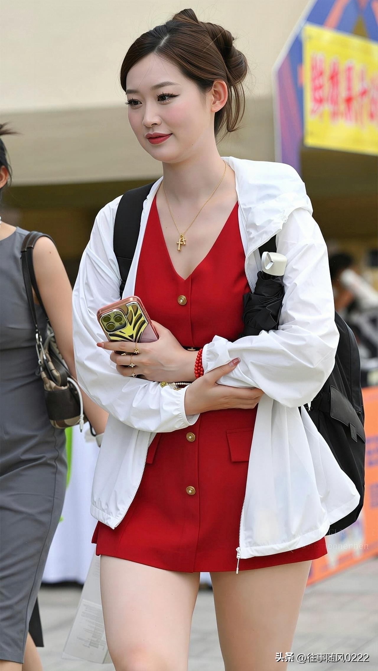 红衣美人行   笑语动春风