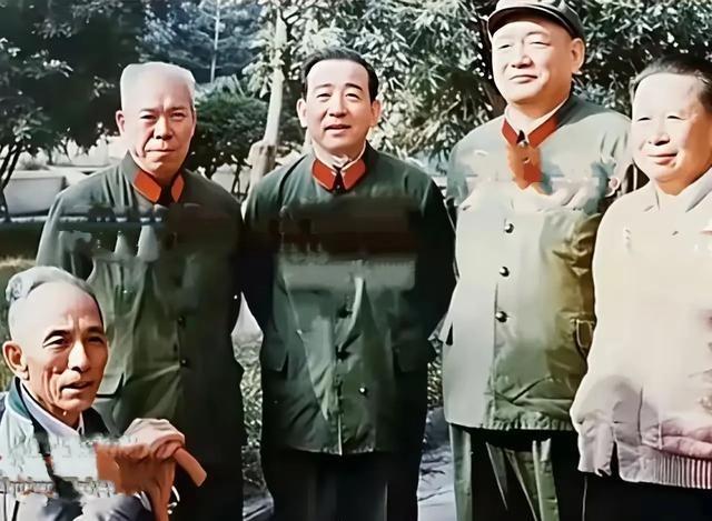 1982年，梁兴初，汪家道、王猛、尤太忠、陈康在一起，亲切交谈，嘘寒问暖，笑容满