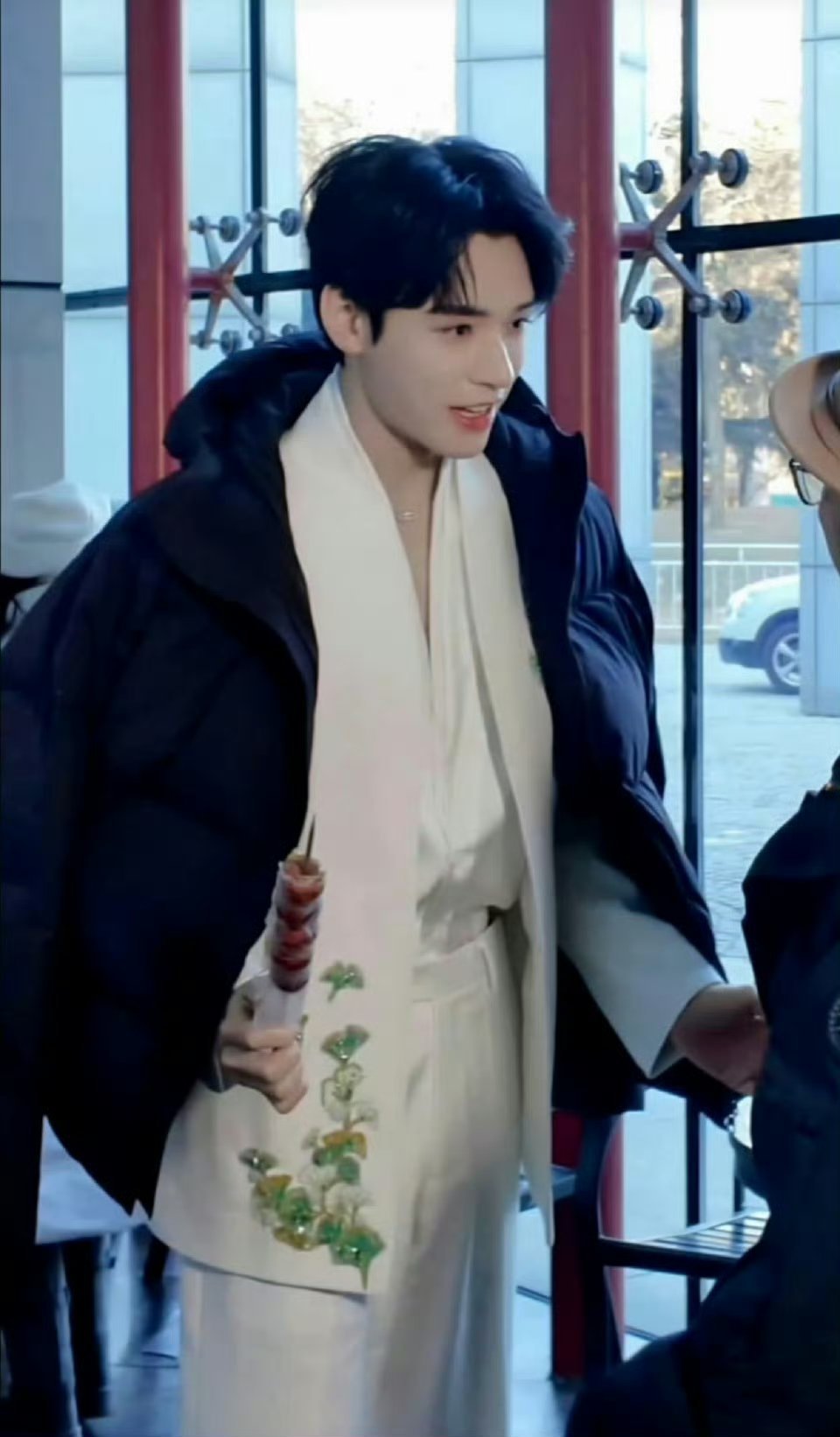 龚俊 谁家的艺考生来了龚俊网络视听盛典路透也太嫩了吧黑羽绒服一穿，妥妥艺考候场的