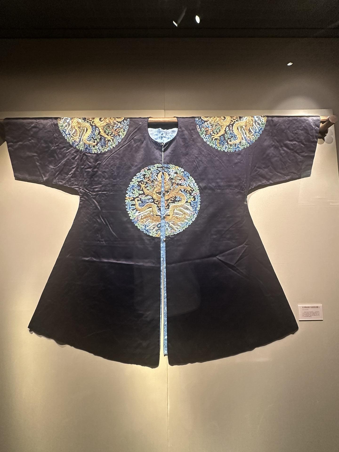 清康熙四团龙衮服。天子衣青衣，乘苍龙，服苍玉，建青旗，食麦与羊，服八风...