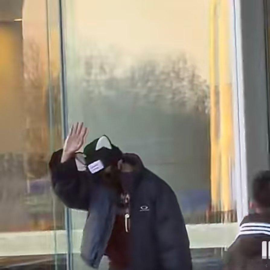 刘宇宁耳朵帽子刘宇宁机场反差萌刘宇宁耳朵帽子，好可爱， 