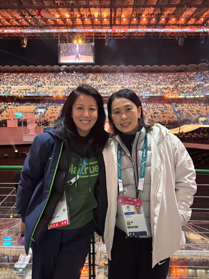 大杨扬晒与樊振东合照 中国冬奥首金得主发文分享自己在米兰冬奥开幕式的日常，并且还