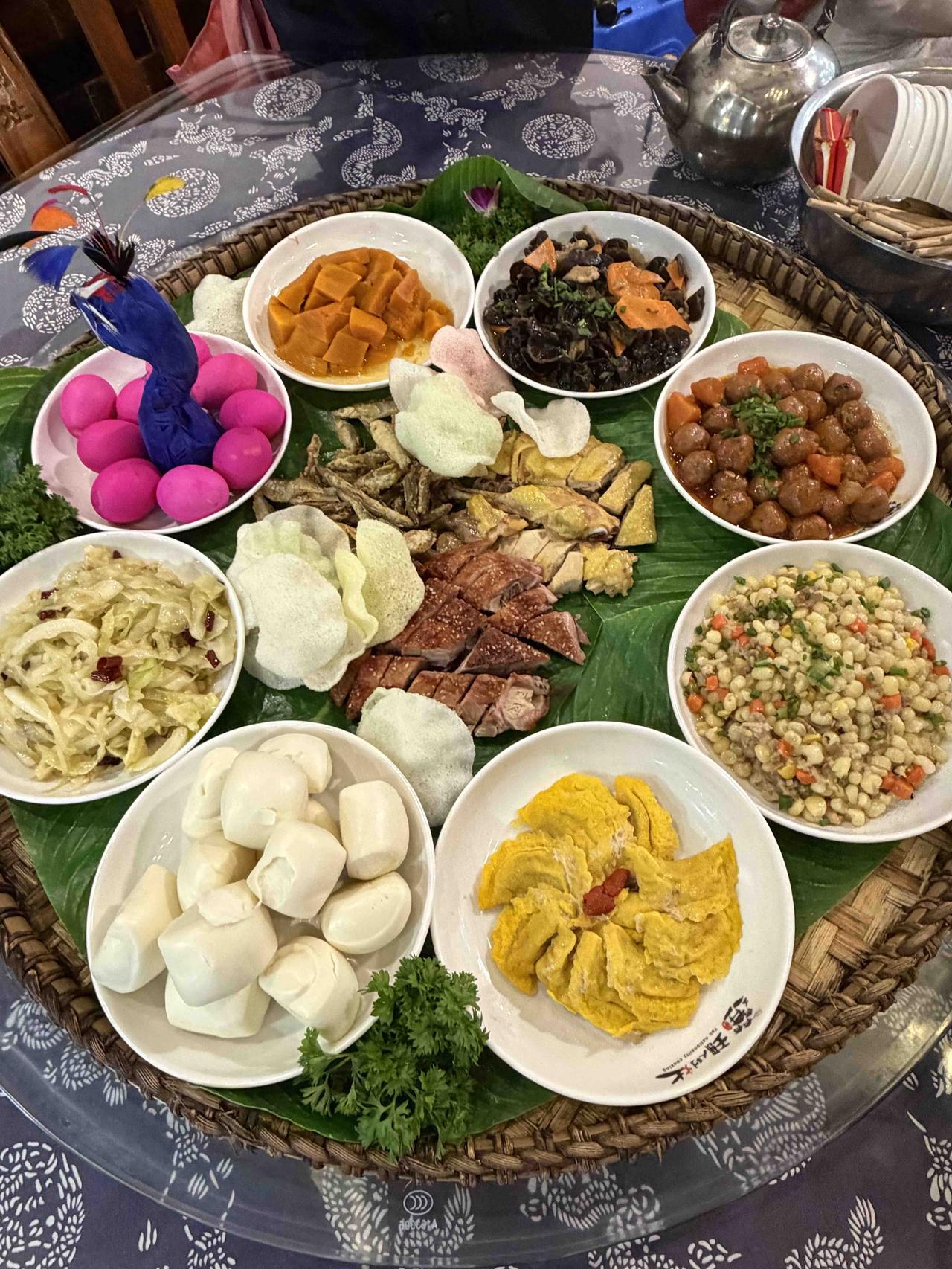 今天，我们西安贵州旅游团，在贵州荔波的小七孔景区游览。
小七孔景区，是国家AAA