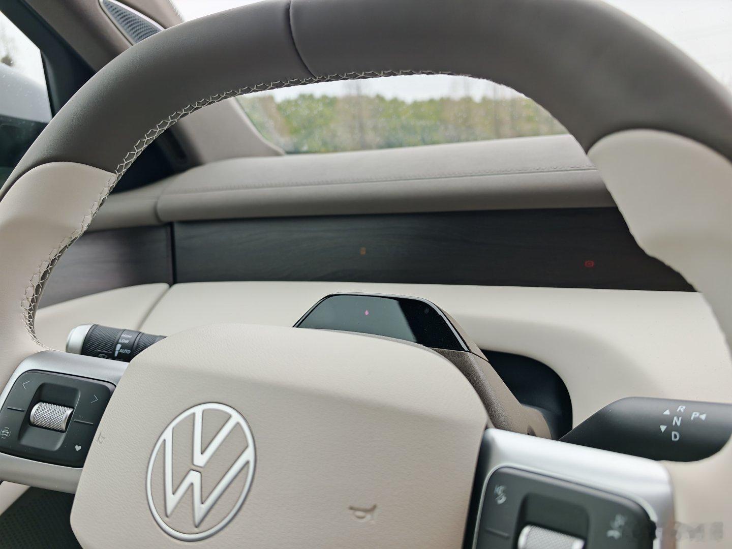 德国人自己肯定做不出这种设计，把仪表屏幕给隐藏到木纹里，好看，也不反光。二排门板