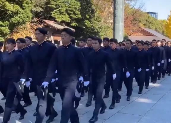万万没想到，南京大屠杀公祭日，日本防卫大学学员竟然徒步10几个小时前往靖国神社。
