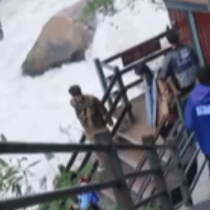 虎跳峡的下山楼梯不太好走，所以要特意等着跟在后面走[跪了] 
