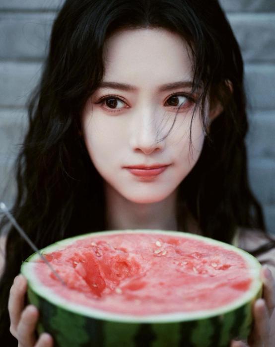 1.孟子义情商高，和她接触过的人都很喜欢她。2.周星驰捧艺人都不长久，因为他没啥