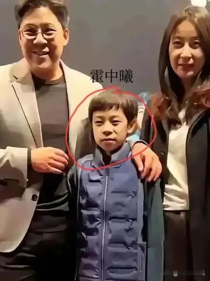 郭晶晶大儿子今天已经上初中了，12岁的霍中曦悄悄长大啦！

霍震霆非常喜欢这个孙