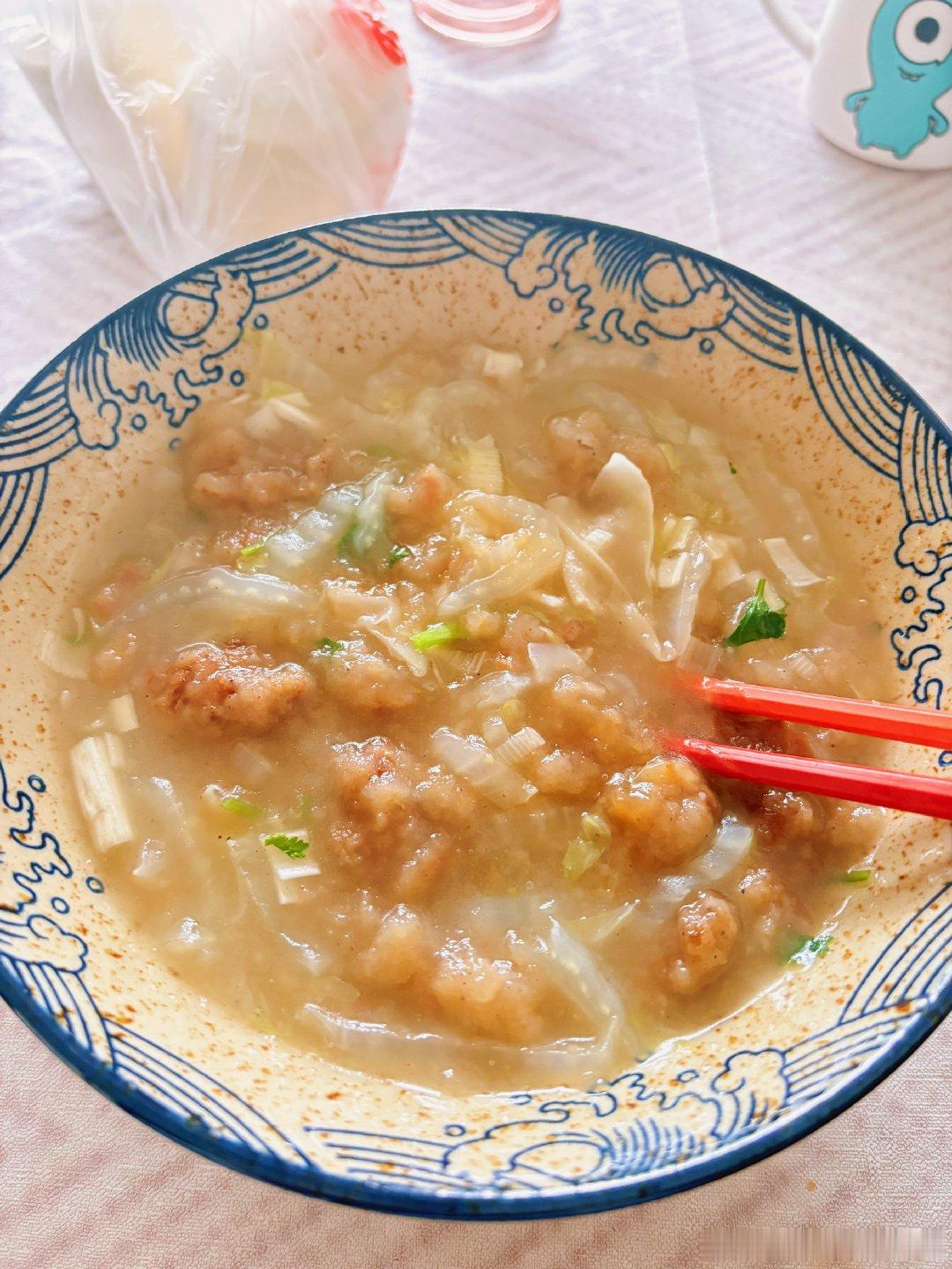 今天回笼觉睡到十一点半我发现只要是阴雨天睡觉真舒服起来做丸子汤煮馄饨皮结果全粘在