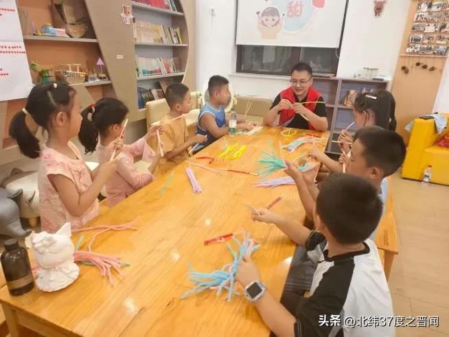 万柏林区漪汾苑社区：扭扭棒公益手工课点亮缤纷暑期

近日，太原市万柏林区兴华街道
