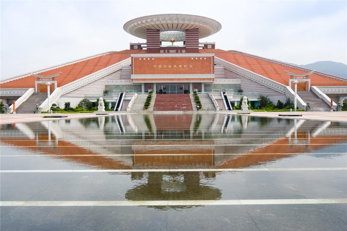 台海之间骨血里的密码，解它干嘛？

台湾名嘴赖岳谦回到福建上杭，跪在祖宗牌位前只