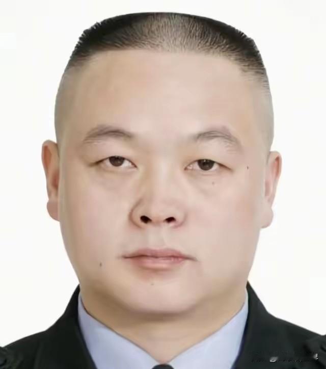 毛新宇真的牺牲了，
但不是牺牲在训练场，
也不是牺牲在与歹徒搏斗的过程中，而是倒