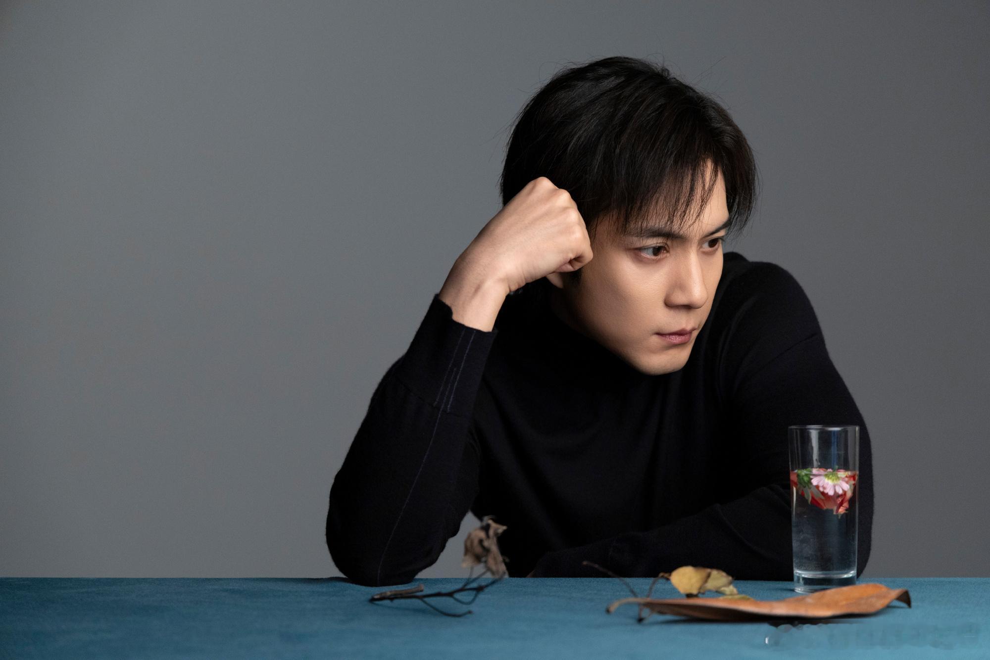 黑衣高领赛高，怎么能这么好看啊🥺 