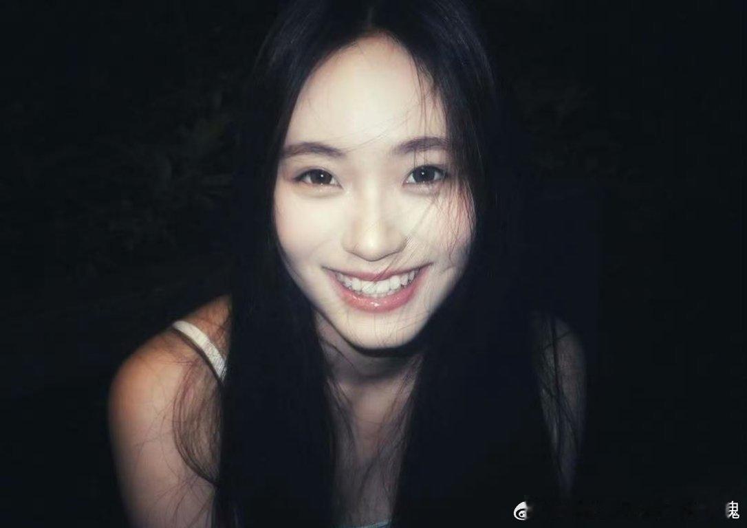 小S二女儿晒照说你永远在我身边不过说回来，网友太能猜测了，难道不是吗？我总怀疑女