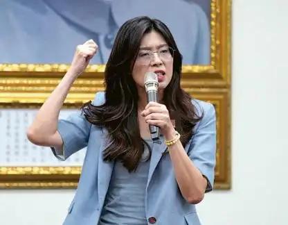 就在刚刚，

中国“国民党主席”郑丽文发表声明，

7月3日，郑丽文表示：台湾能
