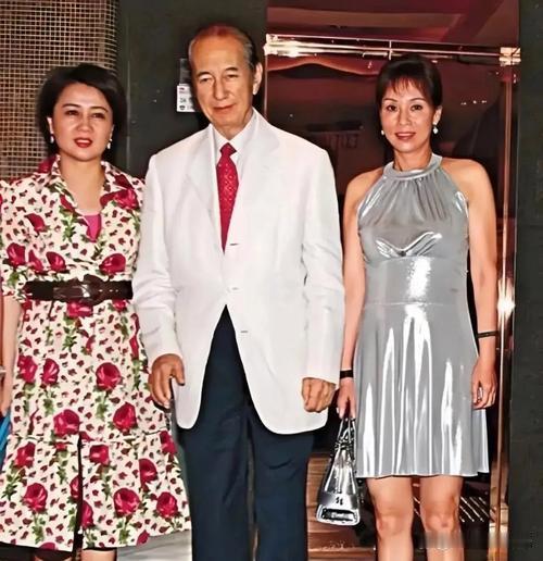 赌王何鸿燊一生四房太太，共育有17名子女，如今已有3人离世，令人唏嘘。大房长子何