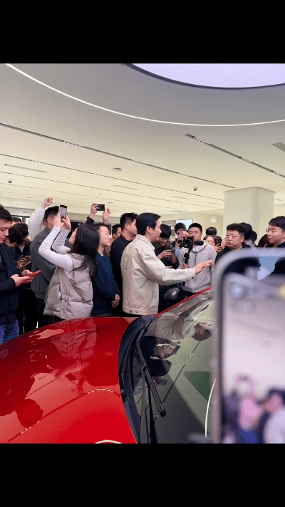 雷军巡店雷总轻装巡店，亲和不刻意，真诚不套路，像邻家大哥一样接地气，最好的品牌，