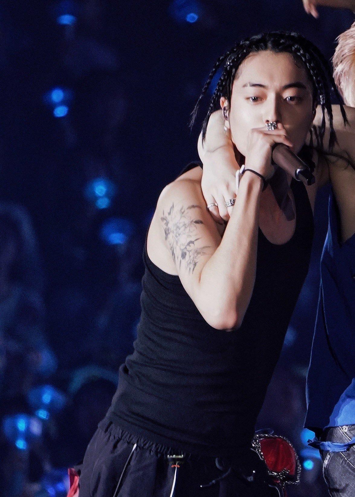 【twi】引起热议的渡边温斗辫子造型 