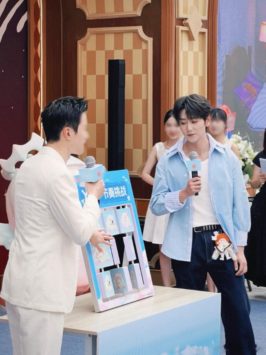 崔雨鑫在三亚续写炽热🌟崔雨鑫三亚续写炽热魅力，蓝衬衫少年感爆棚，街头大方营业超