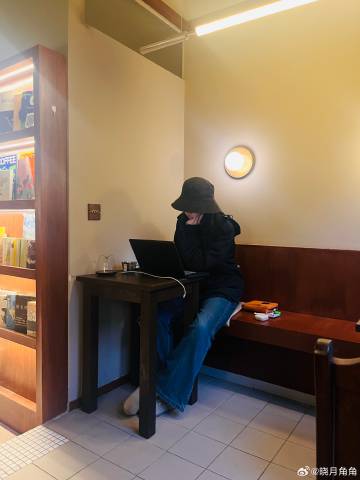 暗中欣赏了一枚小姐姐。