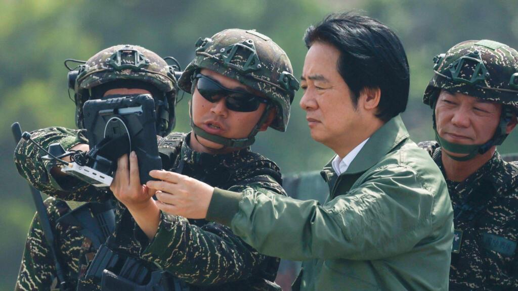 赖清德当局掏出8000万，请美国退役上将支招台湾军演，引起高度关注。

10月2