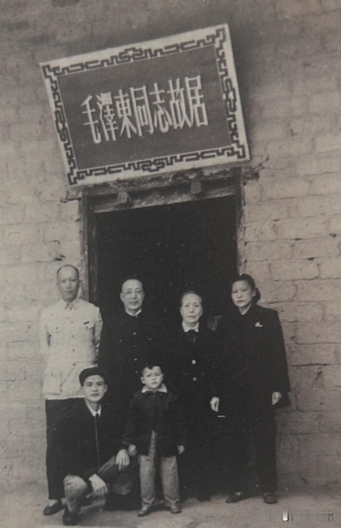 【老照片背后的故事132】
1957年4月，曾作忠、罗志英带亲朋好友参观毛泽东同