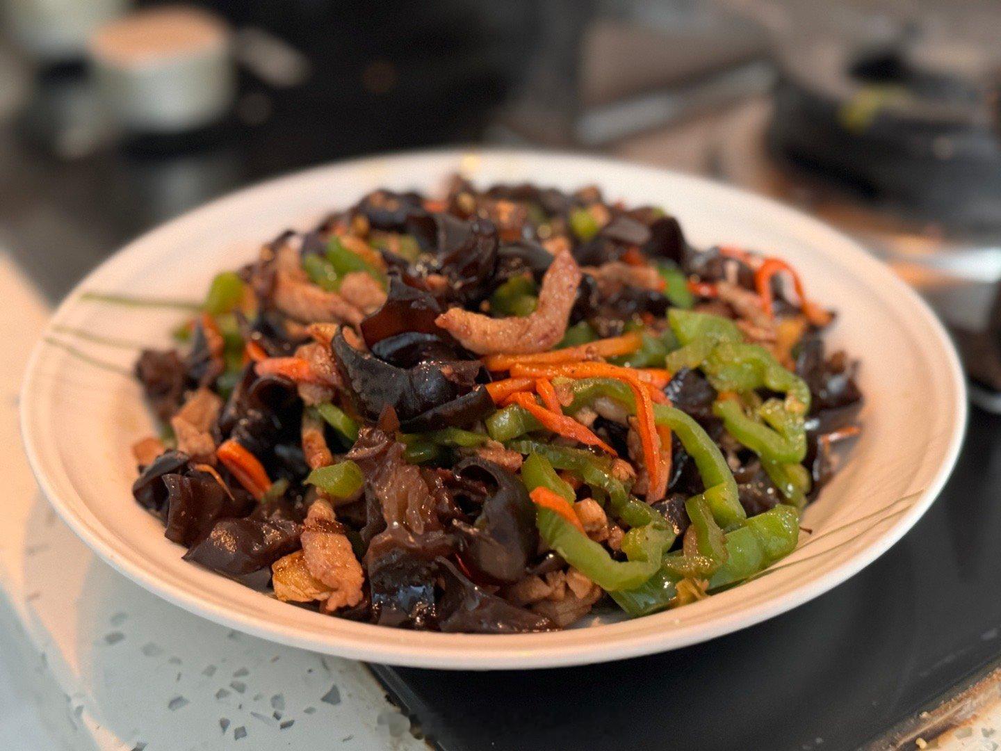 老爷子的早餐：青椒木耳炒肉丝、羊肚菌蒸蛋、大蒸饺[笑cry][笑cry]羊肚菌蒸