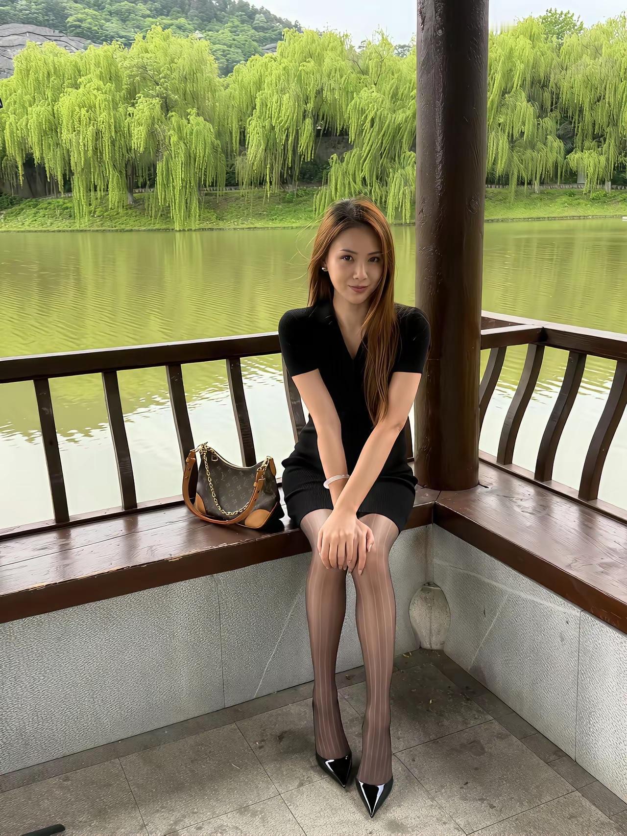 游湖畔美女