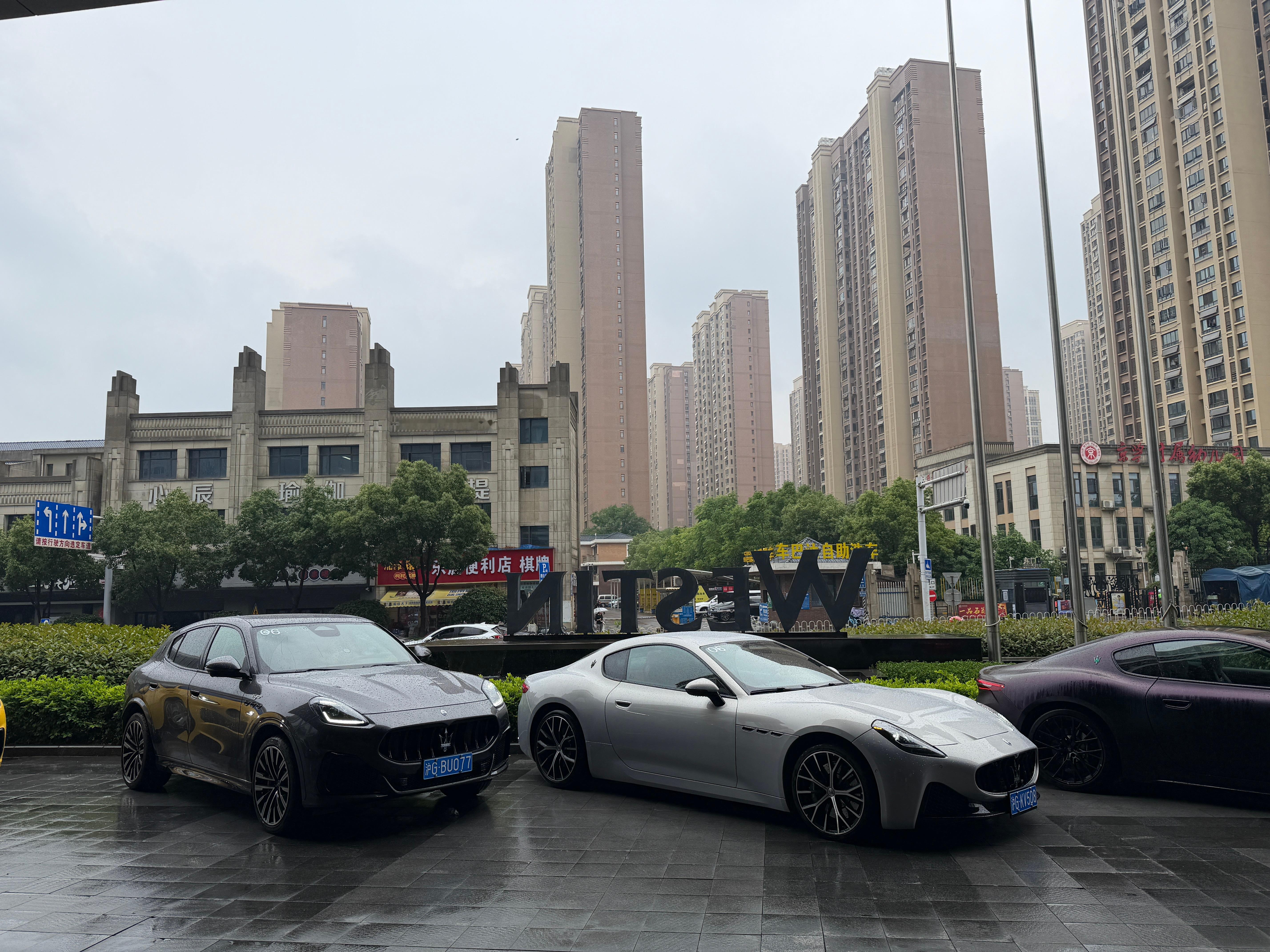 武汉昨天33度，今天下雨☔️骤降十度，开GT出发，今天主要是高速。玛莎拉蒂