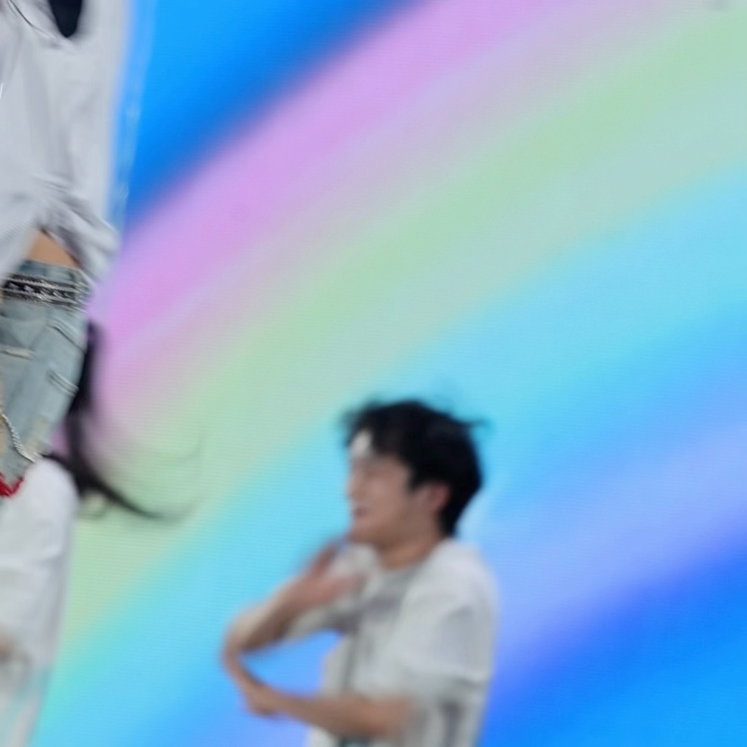 你们看后面那个伴舞哈哈哈哈 ​​​