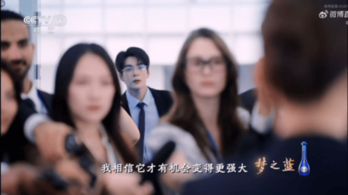 央视镜头下的曾舜晞好帅曾舜晞央视镜头帅我一大跳央视严选果然靠谱！曾舜晞一身黑西装