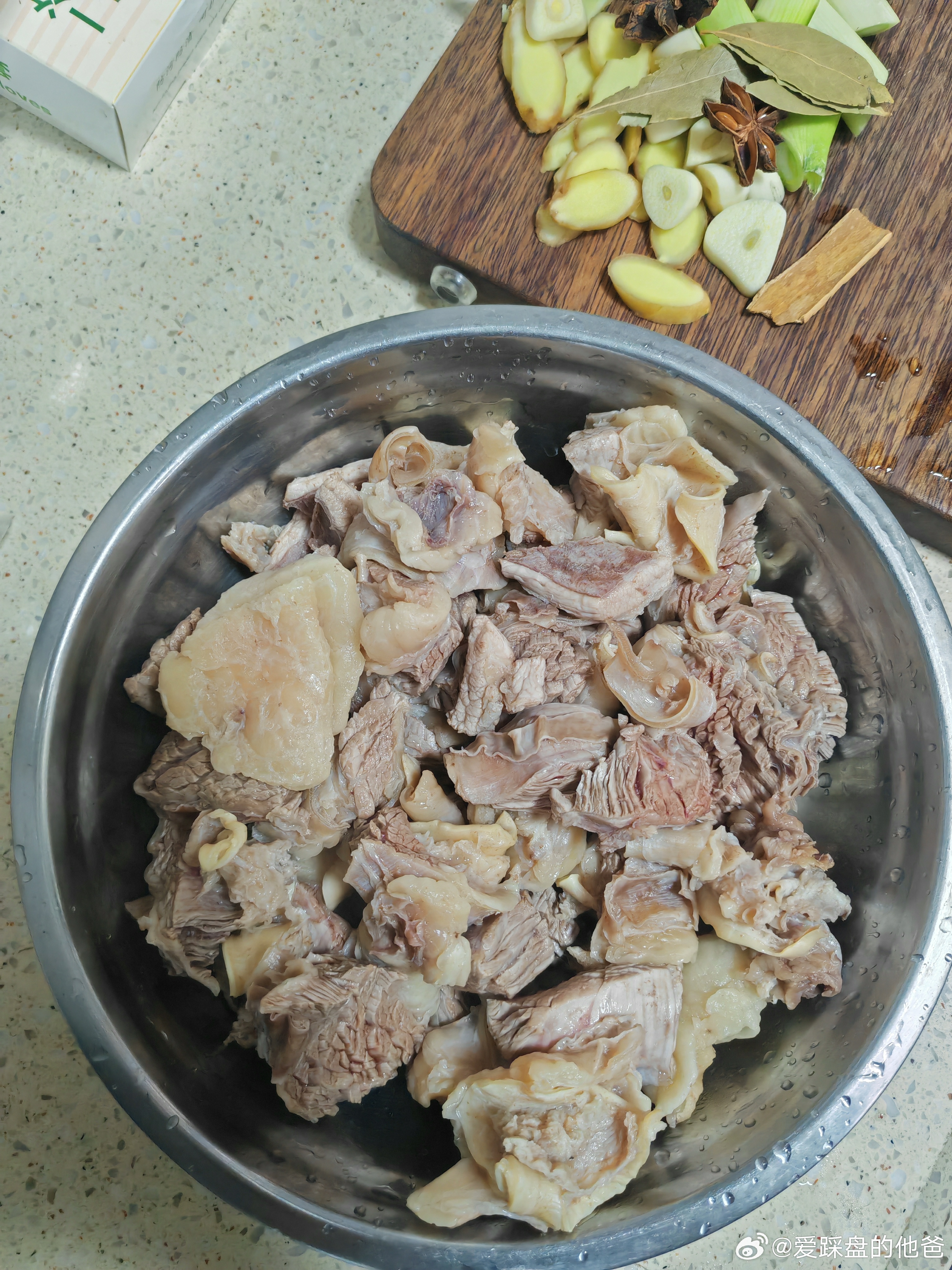 今天买的牛肉，好多筋，老板娘说单买筋要比牛腩还贵，不知道真假，冷水焯一下，等会高