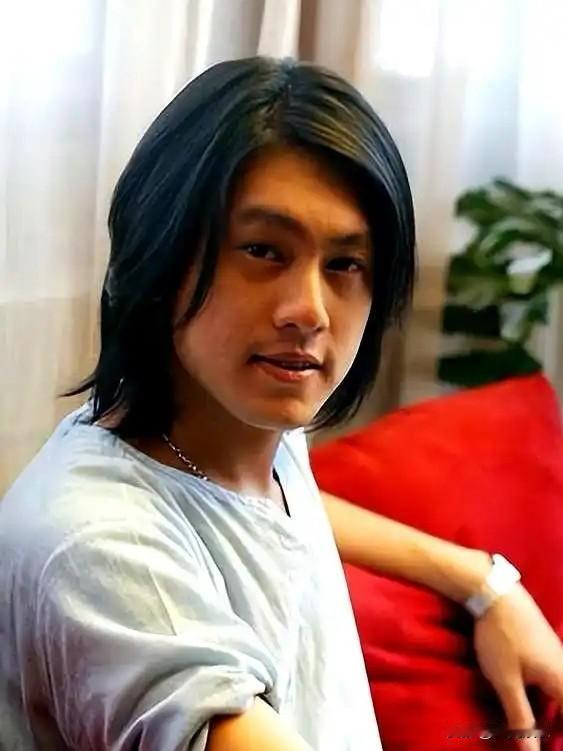 朱孝天悔得肠子都青了吧！[泪奔]就算自己单独开演唱会，也不参加F4演唱会，结果周