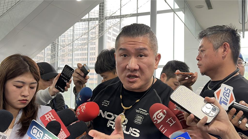 网红“馆长”陈之汉现身柯文哲司法记者会现场，在会前接受采访时，公开力挺柯文哲及民