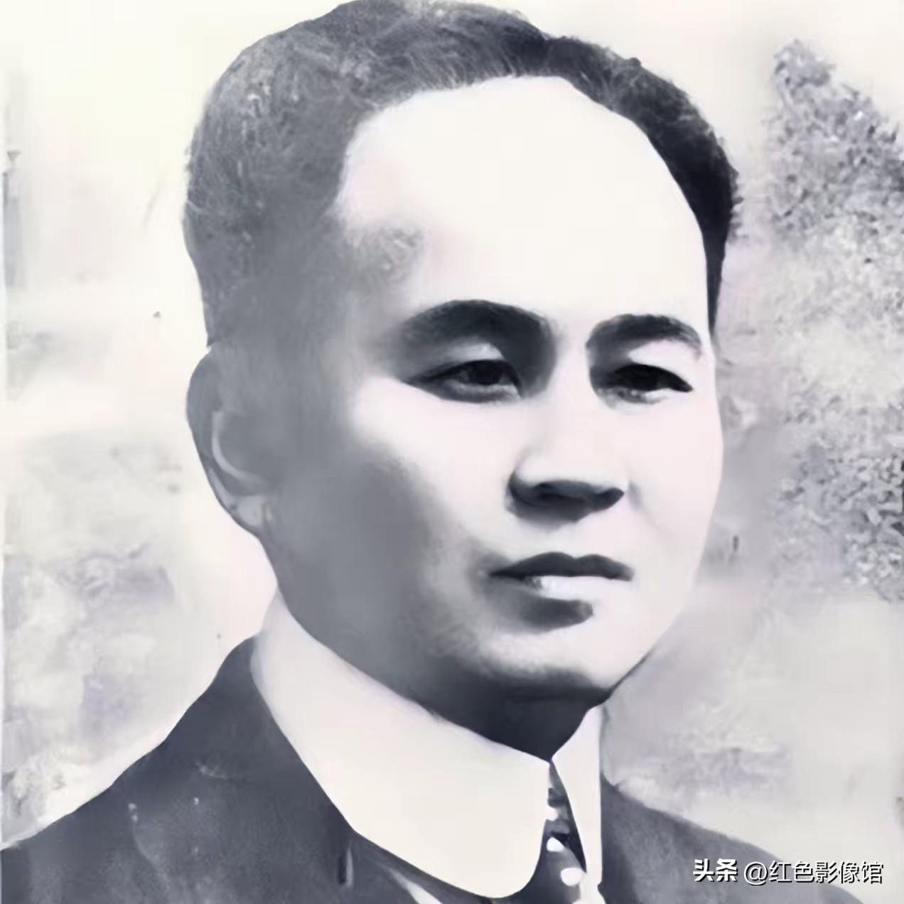 人物简介
 
1. 第一张：杨昌济
毛主席的恩师、岳父，近代知名教育家。留学海外