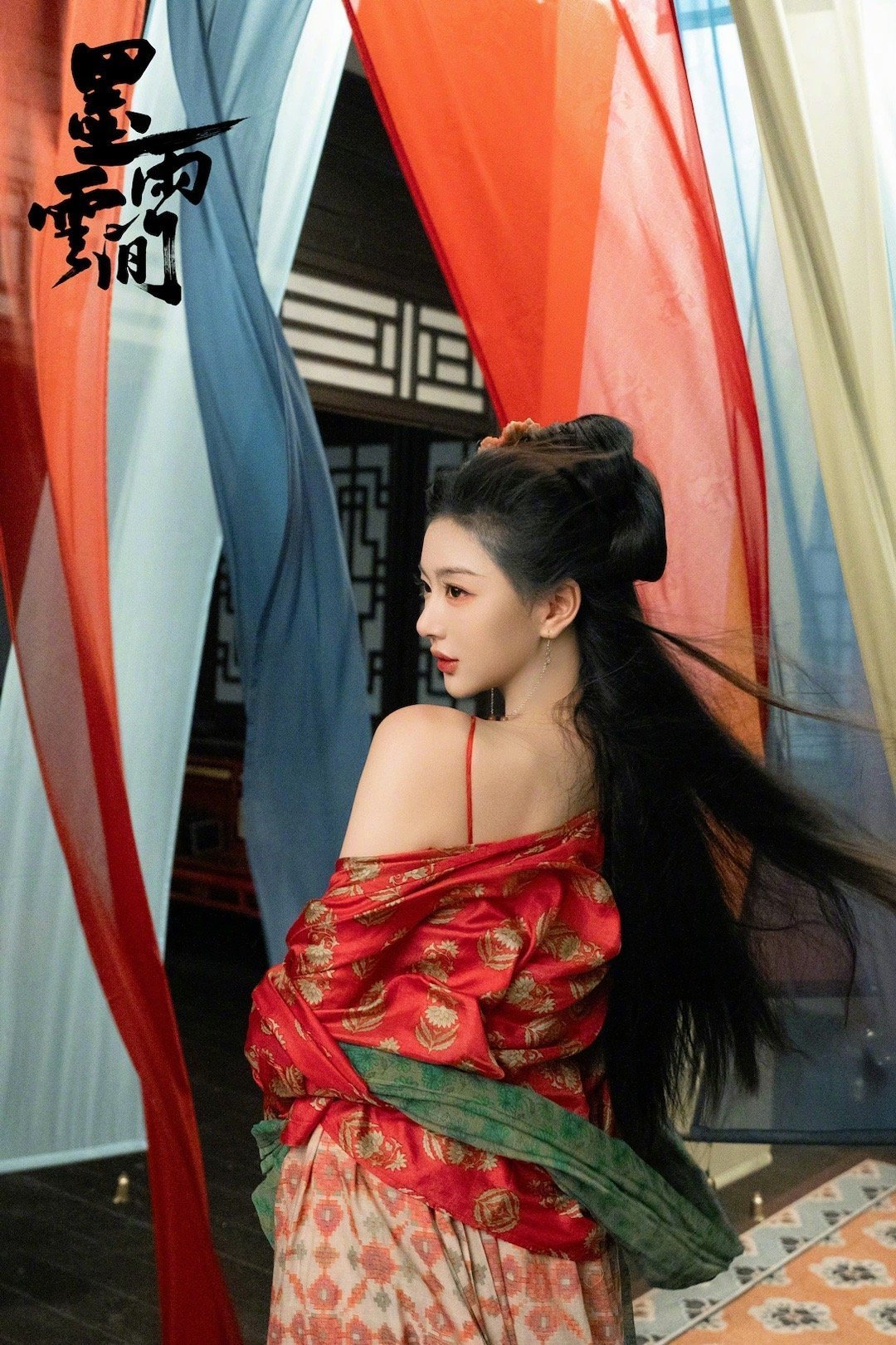 #孔雪儿红衣半露肩#孔雪儿的古装造型好惊艳啊，被孔雪儿给美住了，这个红衣半露肩太