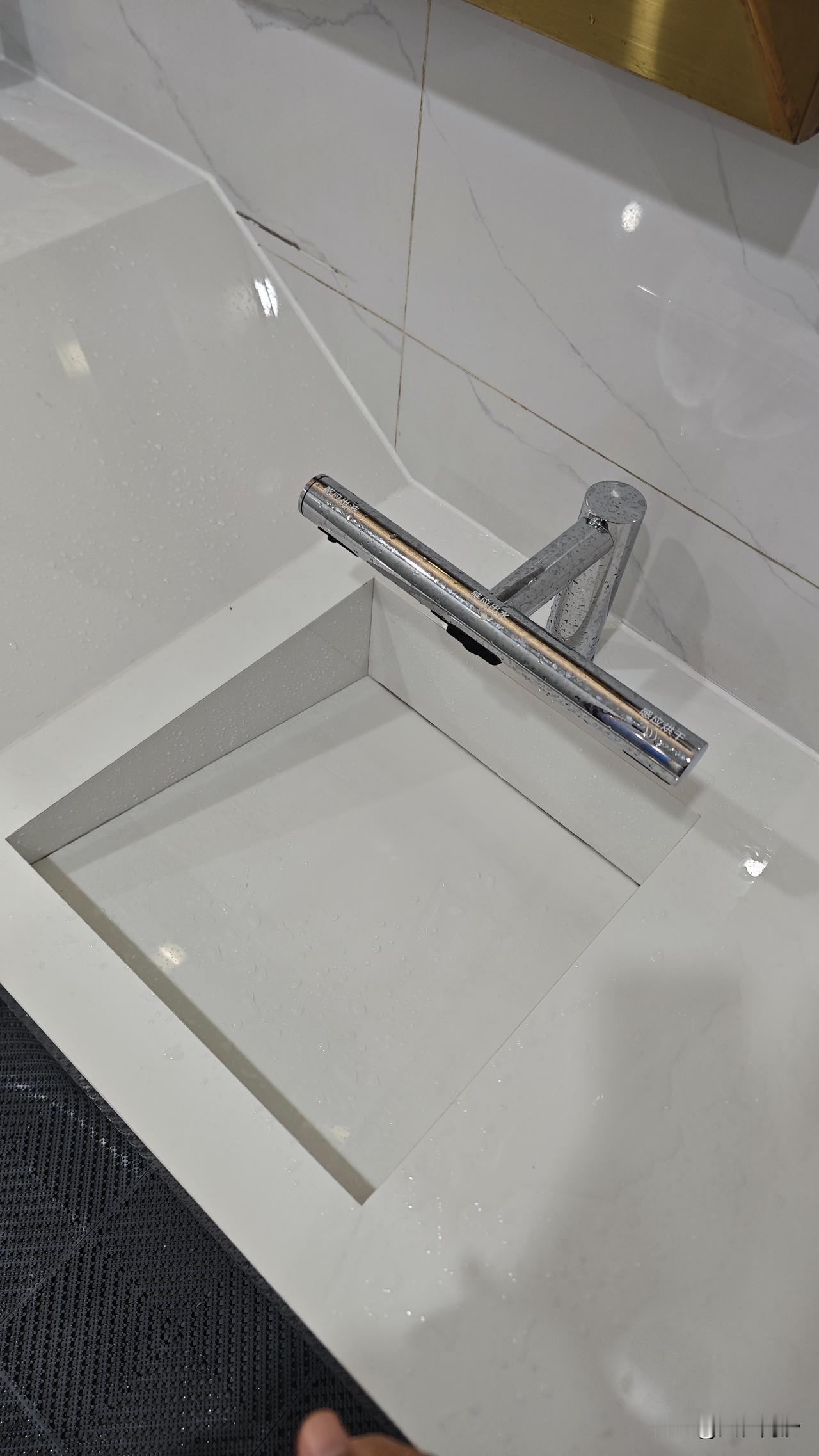 南沙最美厕所牌子不是盖的！万达一楼的男厕所竟然花钱装修了，水龙头换成了这种高大上