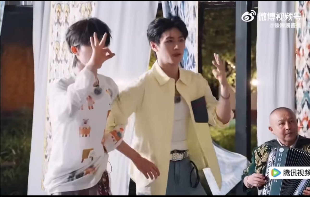 朱志鑫看到苏新皓就一键跟随朱志鑫这是给苏新皓开了“自动跟随”模式吧？哈哈，两人同