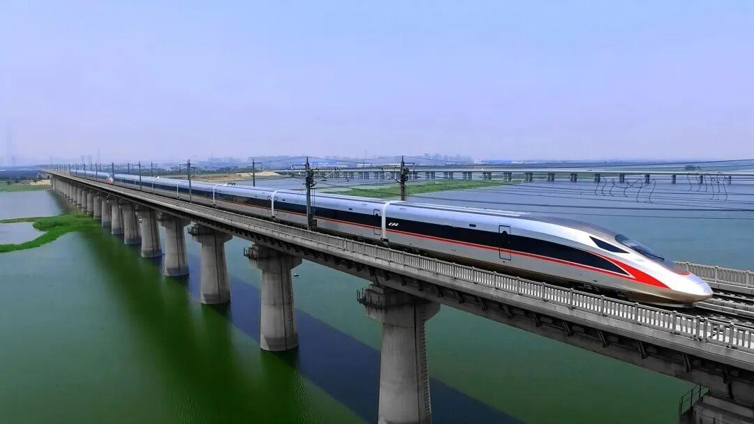 中国多项核心领域稳居全球首位。基建领域，高铁运营里程占全球七成以上，5G基站数量