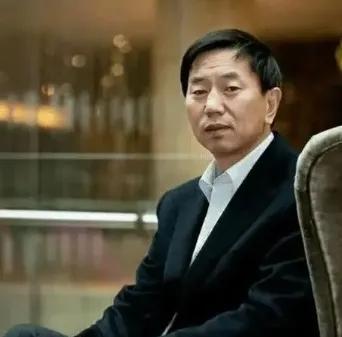 2000年，山西灵石县县长耿彦波，因工作调任要离开灵石，当地老百姓得知，欢呼雀跃