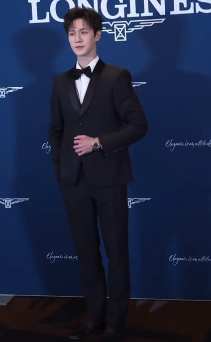 李昀锐石家庄活动状态 李昀锐白衬衫西装帅萌感 李昀锐石家庄活动状态，昀锐白衬衫西