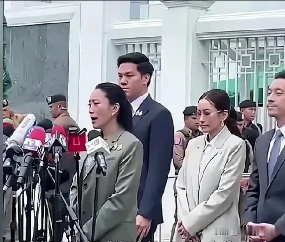 佩通坦的父亲七十多了还要坐牢，她非常替父亲的身体健康担忧。她就父亲他信被押发表演