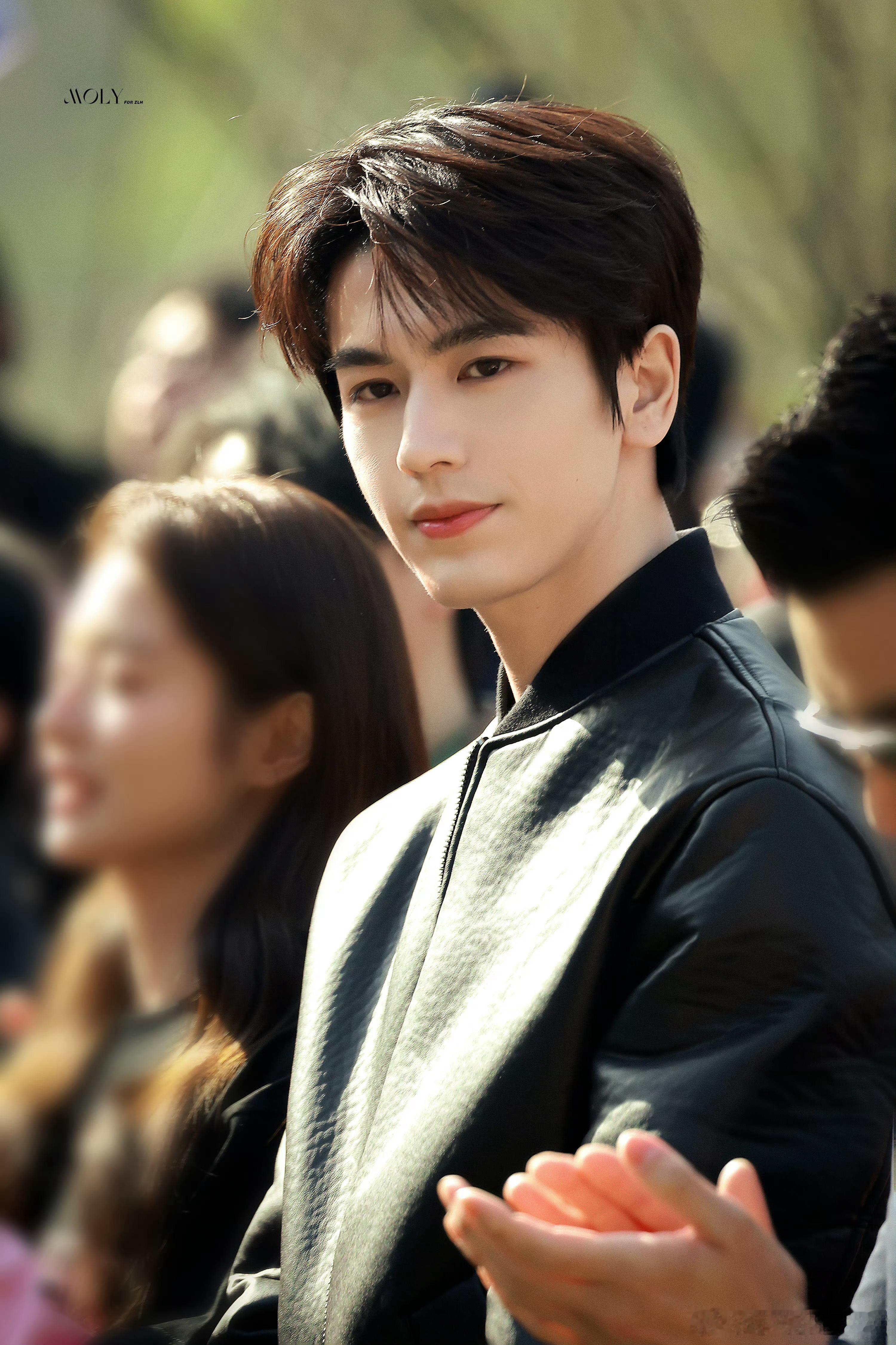 张凌赫总算杀来现偶了[酷][酷][酷][酷]清爽大方就够帅！！ ​​​