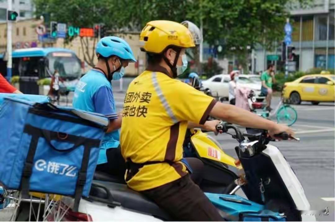 近日关于旧国标电动车禁售的消息引发了不少讨论。曾经陪伴我们多年的旧款电动车逐渐退