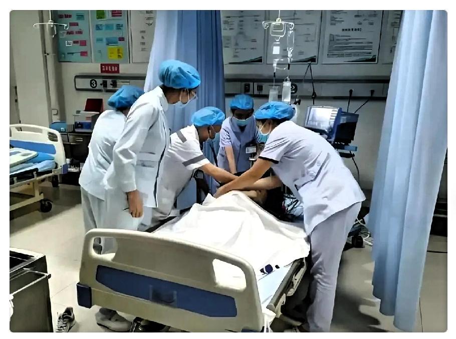 白大褂挡不住死神！生命无价，医者仁心
 
1月2日，辽阳市第二人民医院呼吸科副主